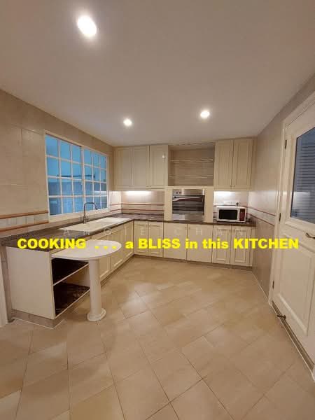 ★Fall in Love★ HEARTWARMING HOME at Banyan Park, Chwee Chian Road, 5 Bedrooms, 3,800 sqft, Semi-Detached House For Rent, by Angie Chan, 24428888 - A Kitchen like none other .. Stylish, Practical - PropertyGuru.com.sg