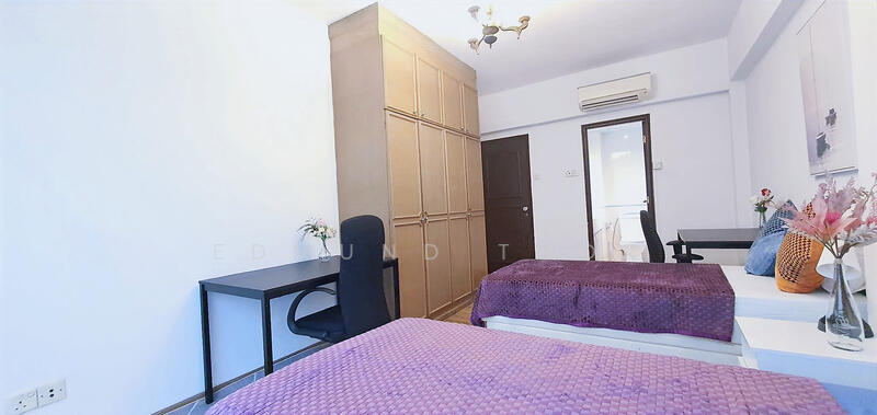 West Bay Condo, 54 West Coast Crescent, 3 Bedrooms, 1,442 sqft, Condominium For Rent, by Edmund Thor, 24432040 - Master bedroom w built-in wardrobe - PropertyGuru.com.sg