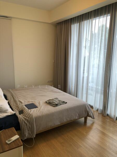 Good size master bedroom (able to place king bed)