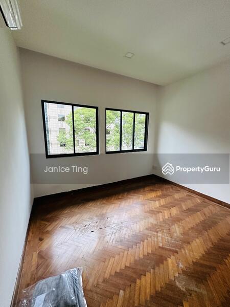 Good size common bedroom. 