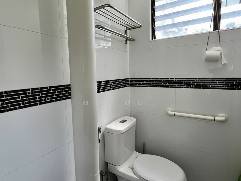 324 Clementi Avenue 5, 324 Clementi Avenue 5, 3 Bedrooms, 1,000 sqft, HDB Flat For Rent, by Mui Mui, 24446034 - Common bathroom  - PropertyGuru.com.sg