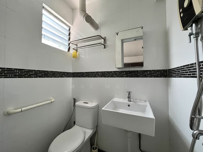324 Clementi Avenue 5, 324 Clementi Avenue 5, 3 Bedrooms, 1,000 sqft, HDB Flat For Rent, by Mui Mui, 24446034 - Master bathroom - PropertyGuru.com.sg