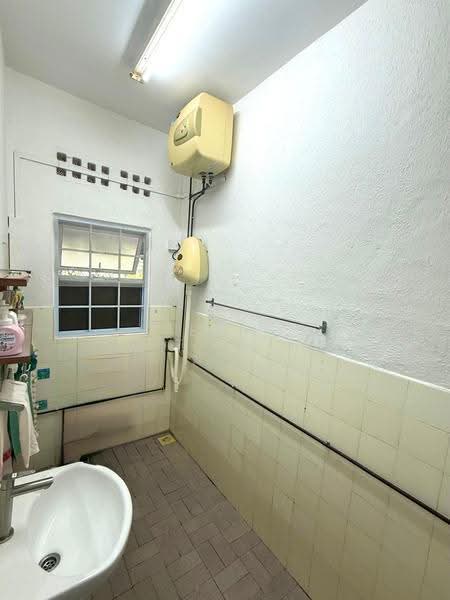 Jalan Asas, Clementi Park / Upper Bukit Timah, Room Rental, 150 sqft, Terraced House For Rent, by Eve Lim, 24449281 - Bathroom - PropertyGuru.com.sg
