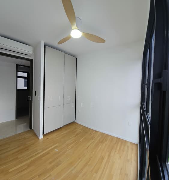 Avenue South Residence, 11 Silat Avenue, 2 Bedrooms, 732 sqft, Condominium For Rent, by Denise Fadil Lee, 24449569 - Spacious Common Rm,can fit Queen bed+side table, with Ceiling Fan Light, Mirror & Clothes hanger. - PropertyGuru.com.sg