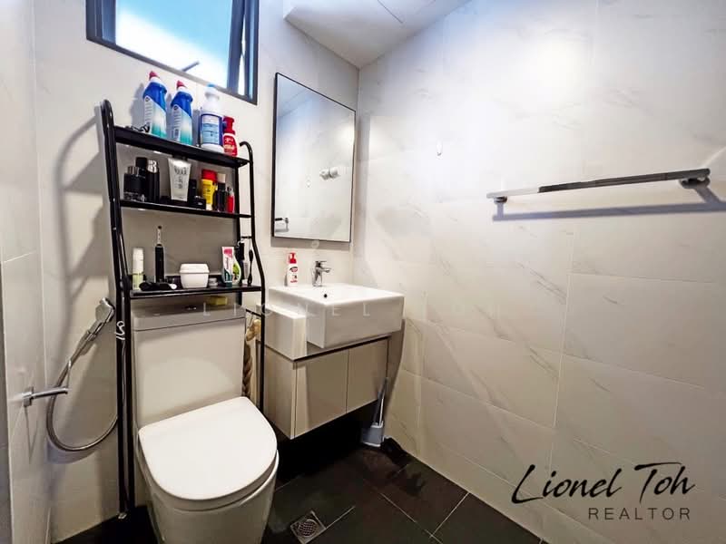 Symphony Suites, 1 Yishun Close, 2 Bedrooms, 689 sqft, Condominium For Rent, by Lionel Toh, 24452921 - District 27, Symphony Suites, Master Bathroom, Lionel Toh Realtor.JPEG - PropertyGuru.com.sg