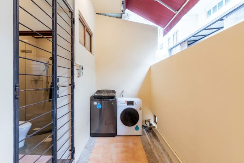 8 Dafne Street - Master Room, Dafne Street, 1 Bedroom, 161 sqft, Terraced House For Rent, by Cove, 24478435 - Common yard - PropertyGuru.com.sg