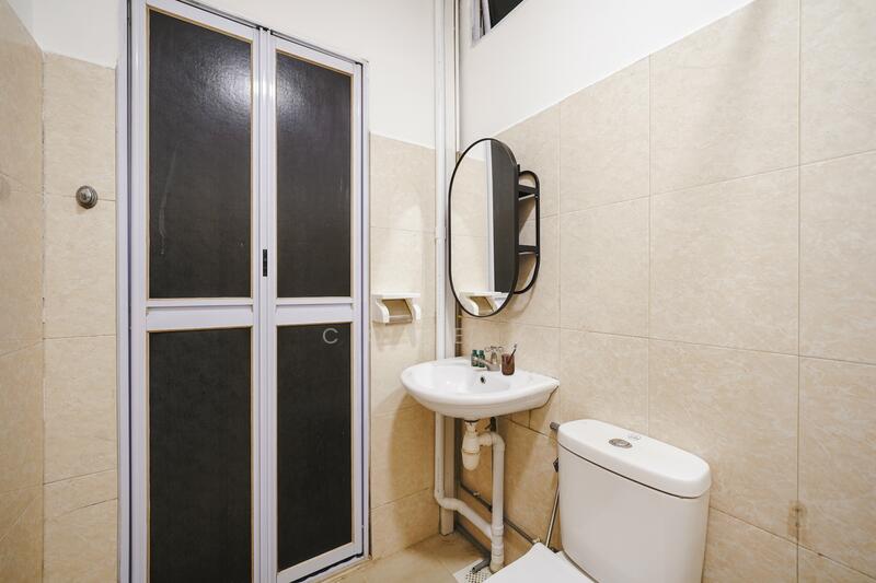 Orange room - private bathroom