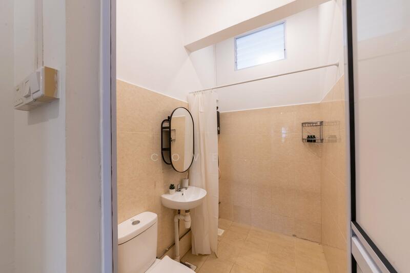 22A Jalan Selamat, 22A Jalan Selamat, Room Rental, 267 sqft, Terraced House For Rent, by Cove, 24490333 - Green room - private bathroom - PropertyGuru.com.sg