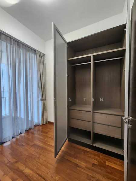 Eon Shenton, 70 Shenton Way, 2 Bedrooms, 538 sqft, Condominium For Rent, by Ericia Tan, 24490660 - Common Bedroom with balcony access and full seaview - PropertyGuru.com.sg
