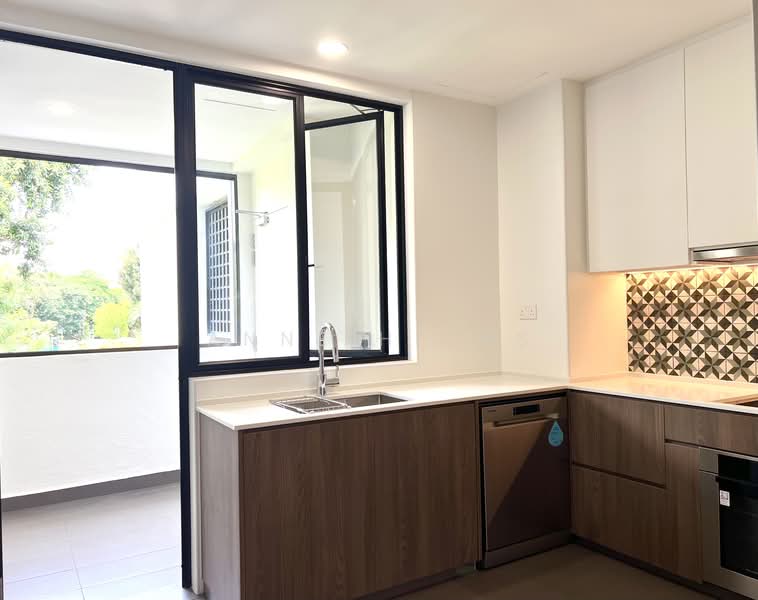 Astrid Meadows, 52 Coronation Road West, 3 Bedrooms, 1,356 sqft, Condominium For Rent, by Anne Hicks, 24504790 - Kitchen with separate yard for laundry - PropertyGuru.com.sg
