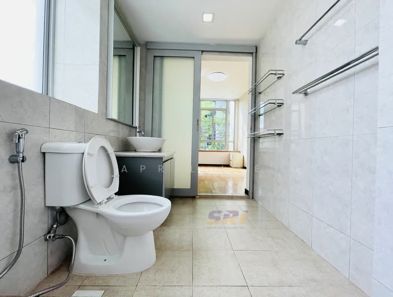 The Lakeshore, 31 Jurong West Street 41, 3 Bedrooms, 1,044 sqft, Condominium For Rent, by April Lee, 24517344 - Master Bath - PropertyGuru.com.sg