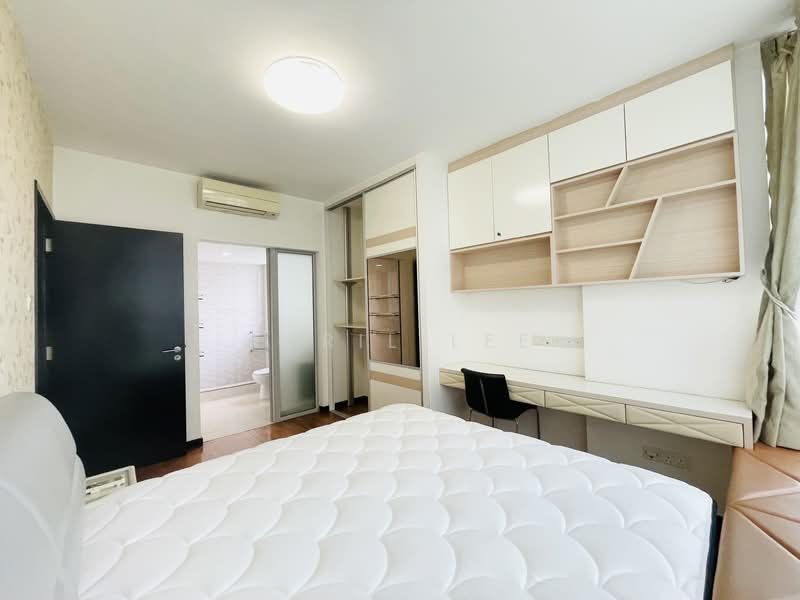 The Lakeshore, 31 Jurong West Street 41, 3 Bedrooms, 1,044 sqft, Condominium For Rent, by April Lee, 24517344 - Master Room - PropertyGuru.com.sg