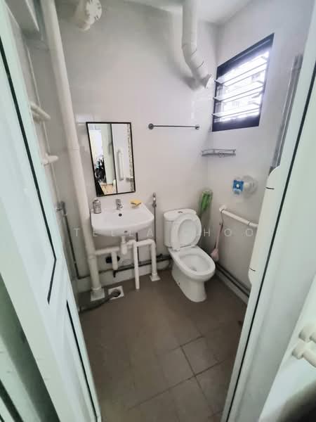 462 Ang Mo Kio Avenue 10, 462 Ang Mo Kio Avenue 10, Ang Mo Kio / Bishan / Thomson, 4 Bedrooms, 1,754 sqft, HDB Flat For Sale, by Stella Choo, 24519321 - Unit 1 - Master bedroom bathroom - PropertyGuru.com.sg