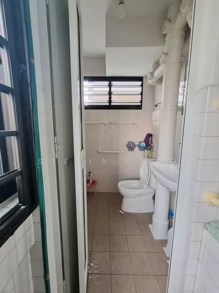 462 Ang Mo Kio Avenue 10, 462 Ang Mo Kio Avenue 10, Ang Mo Kio / Bishan / Thomson, 4 Bedrooms, 1,754 sqft, HDB Flat For Sale, by Stella Choo, 24519321 - Unit 1 - Common bathroom - PropertyGuru.com.sg