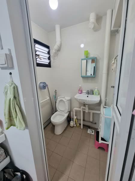 462 Ang Mo Kio Avenue 10, 462 Ang Mo Kio Avenue 10, Ang Mo Kio / Bishan / Thomson, 4 Bedrooms, 1,754 sqft, HDB Flat For Sale, by Stella Choo, 24519321 - Unit 2 - Master bathroom - PropertyGuru.com.sg
