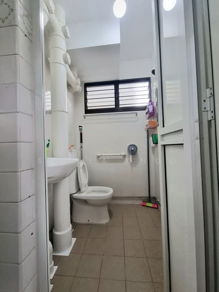 462 Ang Mo Kio Avenue 10, 462 Ang Mo Kio Avenue 10, Ang Mo Kio / Bishan / Thomson, 4 Bedrooms, 1,754 sqft, HDB Flat For Sale, by Stella Choo, 24519321 - Unit 2 - Common Bathroom - PropertyGuru.com.sg