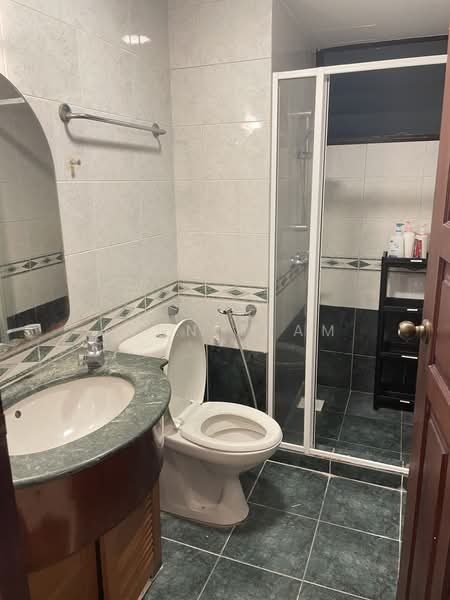 Westmere, 77 Jurong East Street 13, Room Rental, 80 sqft, Condominium For Rent, by Lynn Tham, 24528417 - common bathroom - PropertyGuru.com.sg