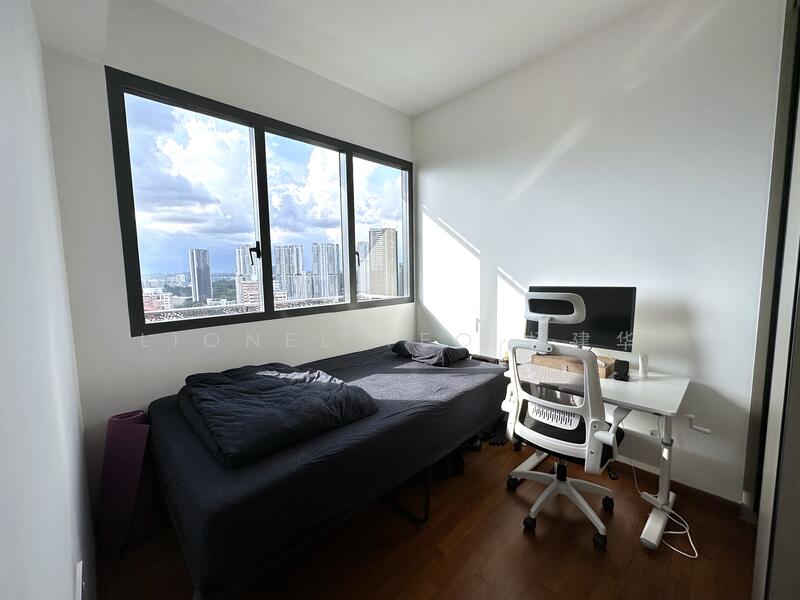 Common Bedroom (Can fit Queen bed)