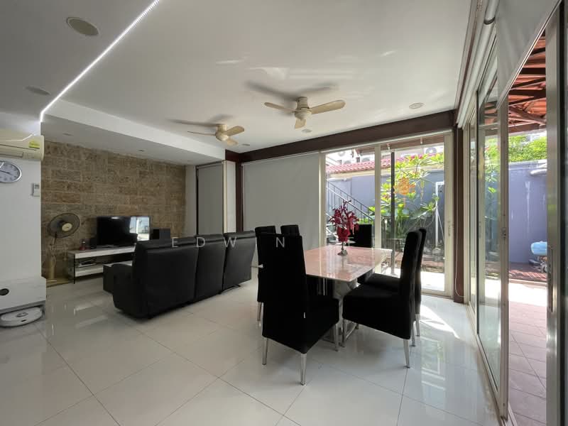 Pavilion Circle photo 3