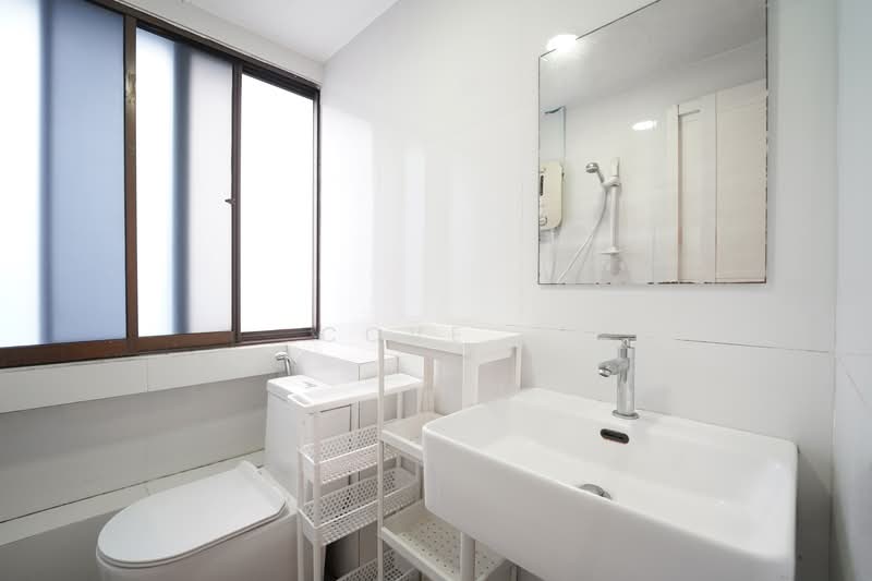 Lucky Plaza, 304 Orchard Road, Room Rental, 204 sqft, Apartment For Rent, by Cove, 24535566 - Blue room - private bathroom - PropertyGuru.com.sg