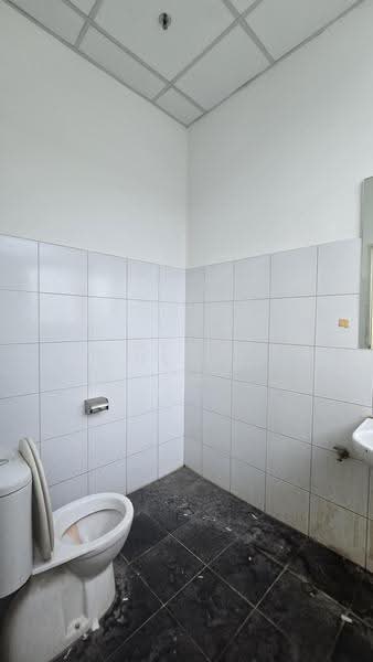 Harvest @ Woodlands, 280 Woodlands Industrial Park E5, Sembawang / Yishun, 1,655 sqft, Light Industrial (B1) For Sale, by Heng Heng, 24540034 - Bathroom - CommercialGuru.com.sg