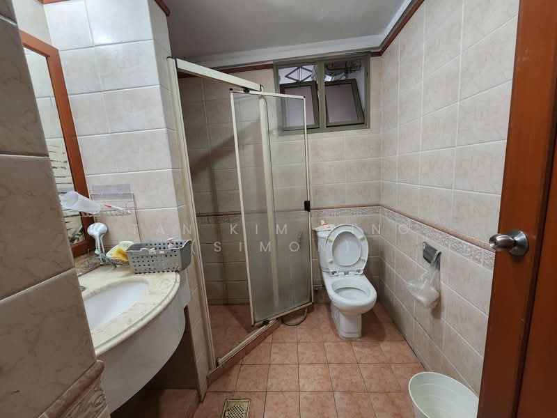 Parc Vista, 450 Corporation Road, 3 Bedrooms, 1,259 sqft, Condominium For Rent, by Simon Tan, 24548918 - Common bathroom - PropertyGuru.com.sg