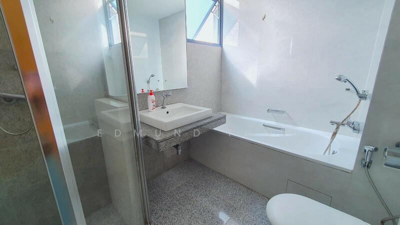 Blue Horizon, 27 West Coast Crescent, 3 Bedrooms, 1,163 sqft, Condominium For Rent, by Edmund Thor, 24558035 - Ensuite Master Bathroom with bathtub - PropertyGuru.com.sg