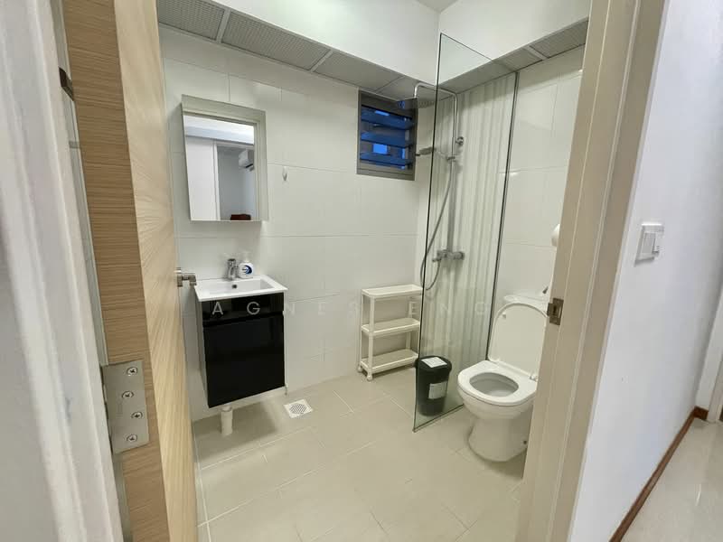 36 Margaret Drive HDB Flat For Sale at S$ 1,650,000 | PropertyGuru Singapore - Common bathroom