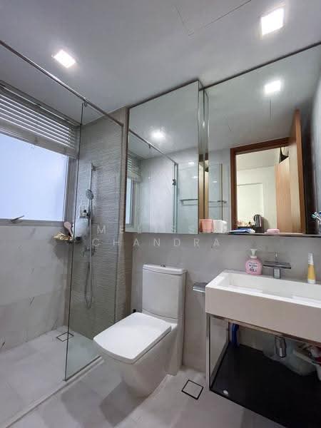 Floridian, 975 Bukit Timah Road, Clementi Park / Upper Bukit Timah, 4 Bedrooms, 1,851 sqft, Condominium For Rent, by Melissa Chandra, 24563713 - Junior Master Bath - PropertyGuru.com.sg