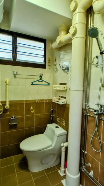 542 Ang Mo Kio Avenue 10, 542 Ang Mo Kio Avenue 10, Room Rental, 721 sqft, HDB Flat For Rent, by Andrew Wong, 24564518 - Common Bathroom - PropertyGuru.com.sg