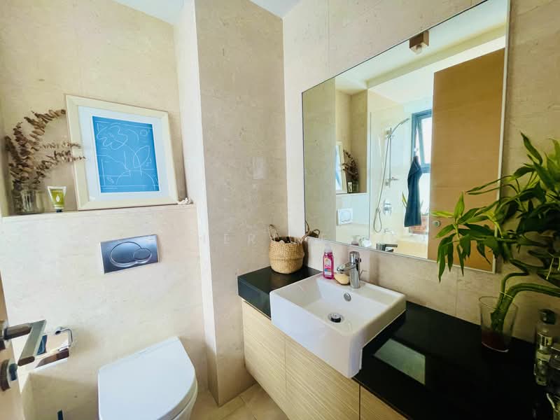 The Aristo, 23 Amber Road, 2 Bedrooms, 807 sqft, Apartment For Rent, by Catherine Yeo, 24575736 - Master bathroom with bathtub  - PropertyGuru.com.sg