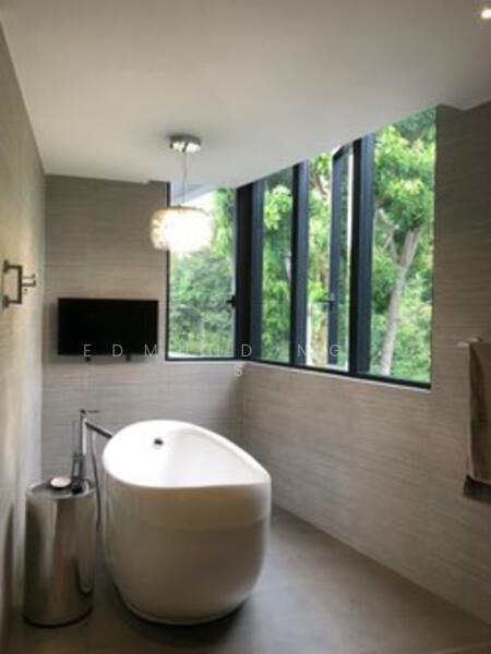 Enjoy and unwind the bathtub with a greenery view outside 