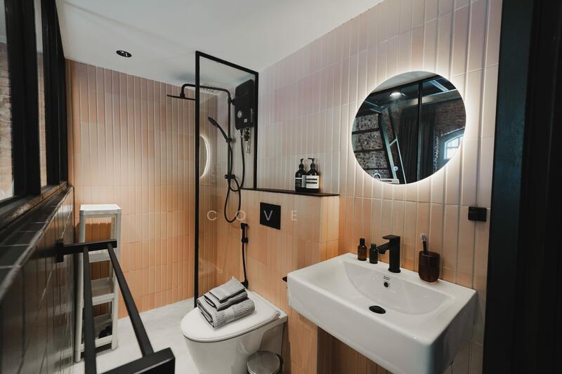 Room 211 Bathroom