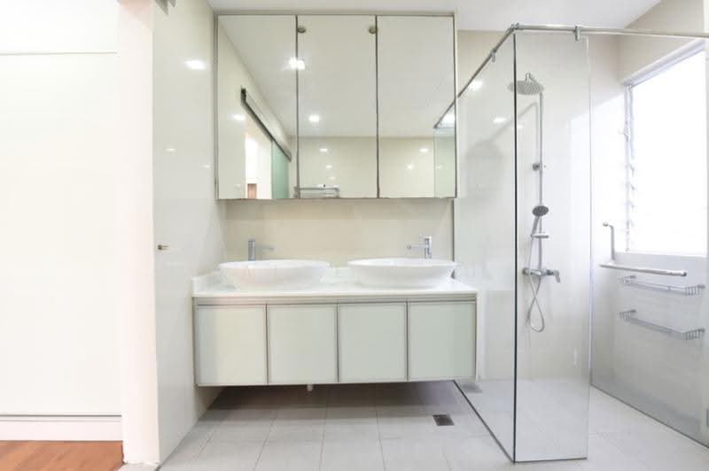 Regency Park, 9 Nathan Road, Tanglin / Holland / Bukit Timah, 4 Bedrooms, 3,650 sqft, Condominium For Rent, by Paige Mou, 24592096 - Bathroom - PropertyGuru.com.sg