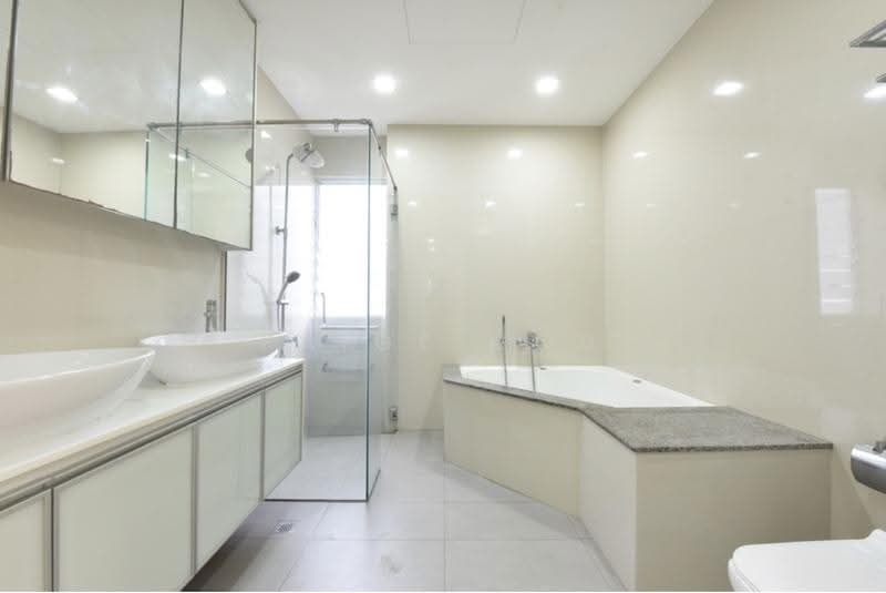 Regency Park, 9 Nathan Road, Tanglin / Holland / Bukit Timah, 4 Bedrooms, 3,650 sqft, Condominium For Rent, by Paige Mou, 24592096 - Bathroom - PropertyGuru.com.sg