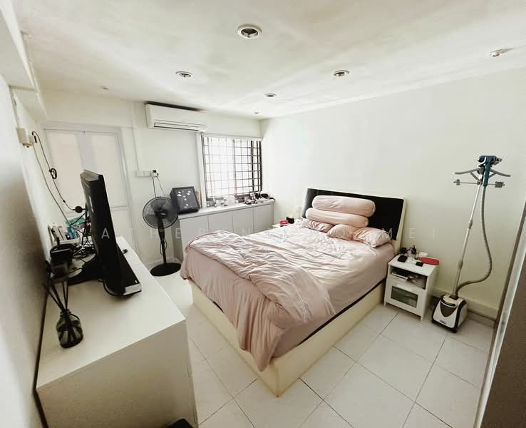 473 Ang Mo Kio Avenue 10, 473 Ang Mo Kio Avenue 10, 3 Bedrooms, 980 sqft, HDB Flat For Sale, by Catherine Ho Mei Yoke, 24597255 - Master bedroom - PropertyGuru.com.sg