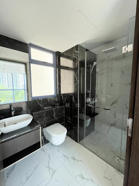 Master ensuite bathroom