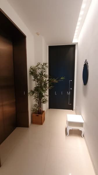 Scotts Square, 8 Scotts Road, 1 Bedroom, 635 sqft, Apartment For Sale, by Iris Lim, 24609772 - Private Lift Lobby - PropertyGuru.com.sg