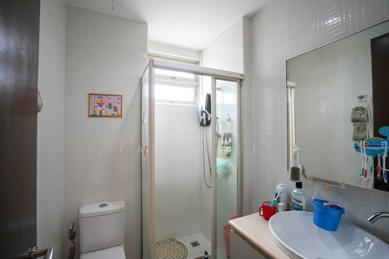 Apleton View, 71 Sinaran Drive, 3 Bedrooms, 1,227 sqft, Apartment For Sale, by Faith Lee, 24610272 - Common Bathroom - PropertyGuru.com.sg