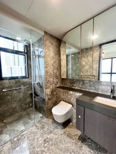 Avenue South Residence, 11 Silat Avenue, 3 Bedrooms, 947 sqft, Condominium For Rent, by Ian Low, 24611006 - Spacious & luxurious master bathroom - PropertyGuru.com.sg
