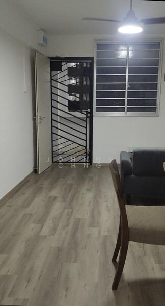 161 Lorong 1 Toa Payoh, 161 Lorong 1 Toa Payoh, Balestier / Toa Payoh, 1 Bedroom, 441 sqft, HDB Flat For Rent, by Johnny Chng, 24619370 - laminated flooring (Living) - PropertyGuru.com.sg