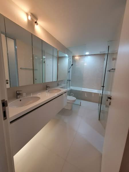 Sky Habitat, 7 Bishan Street 15, 4 Bedrooms, 1,798 sqft, Condominium For Rent, by Richard Lim, 24621005 - Master bedroom toilet - PropertyGuru.com.sg