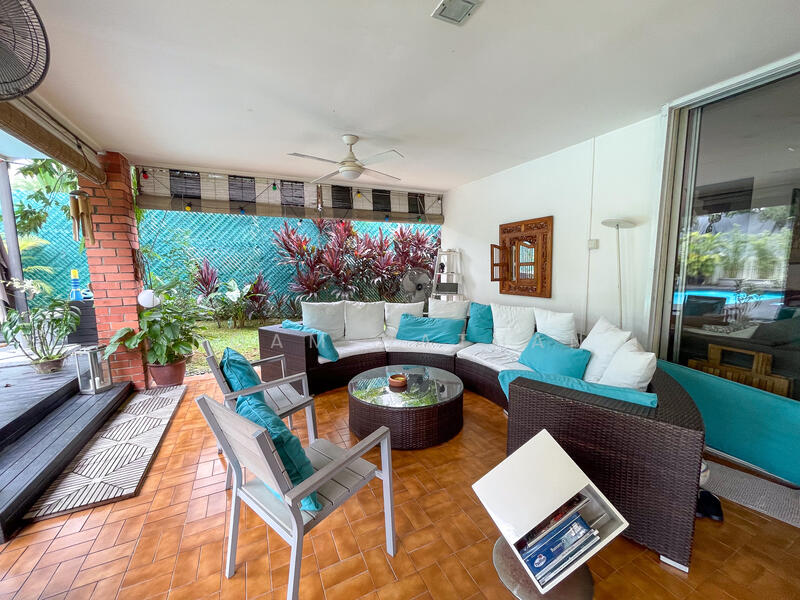 For Rent - Charming Bungalow at Hillcrest Rd with large yard and Pool