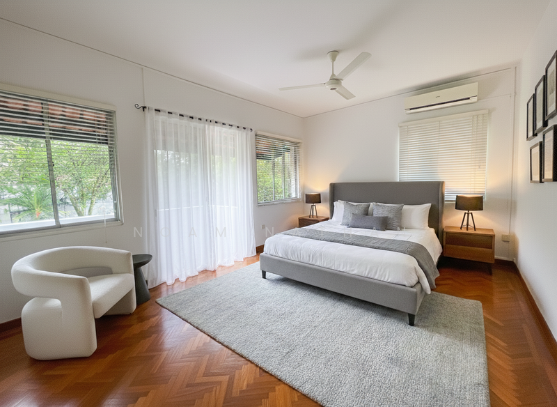 For Rent - Charming Bungalow at Hillcrest Rd with large yard and Pool