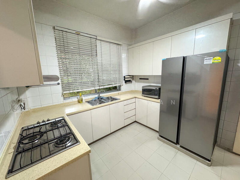 For Rent - Charming Bungalow at Hillcrest Rd with large yard and Pool