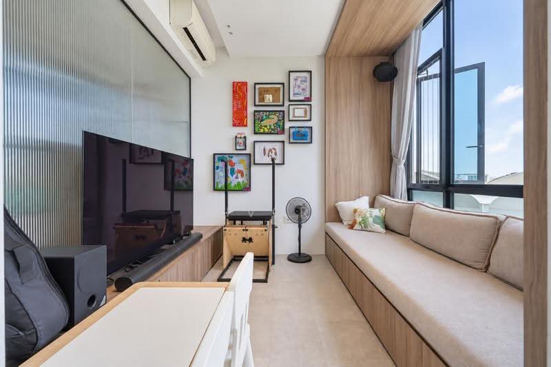 Parc Komo, 971 Upper Changi Road North, Changi Airport / Changi Village, 3 Bedrooms, 915 sqft, Condominium For Sale, by Ivor Tan, 24646288 - Living Room - PropertyGuru.com.sg