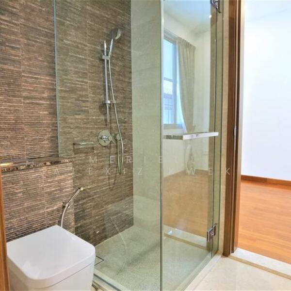level 2 bathroom  J&J