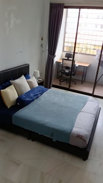 Partition room 1 (PR1) with queen bed and balcony