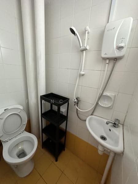 Queens, 16 Stirling Road, Alexandra / Commonwealth, Room Rental, 160 sqft, Condominium For Rent, by Francis Lee, 24657210 - PropertyGuru.com.sg