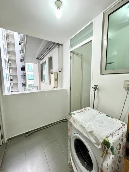 Spacious service yard